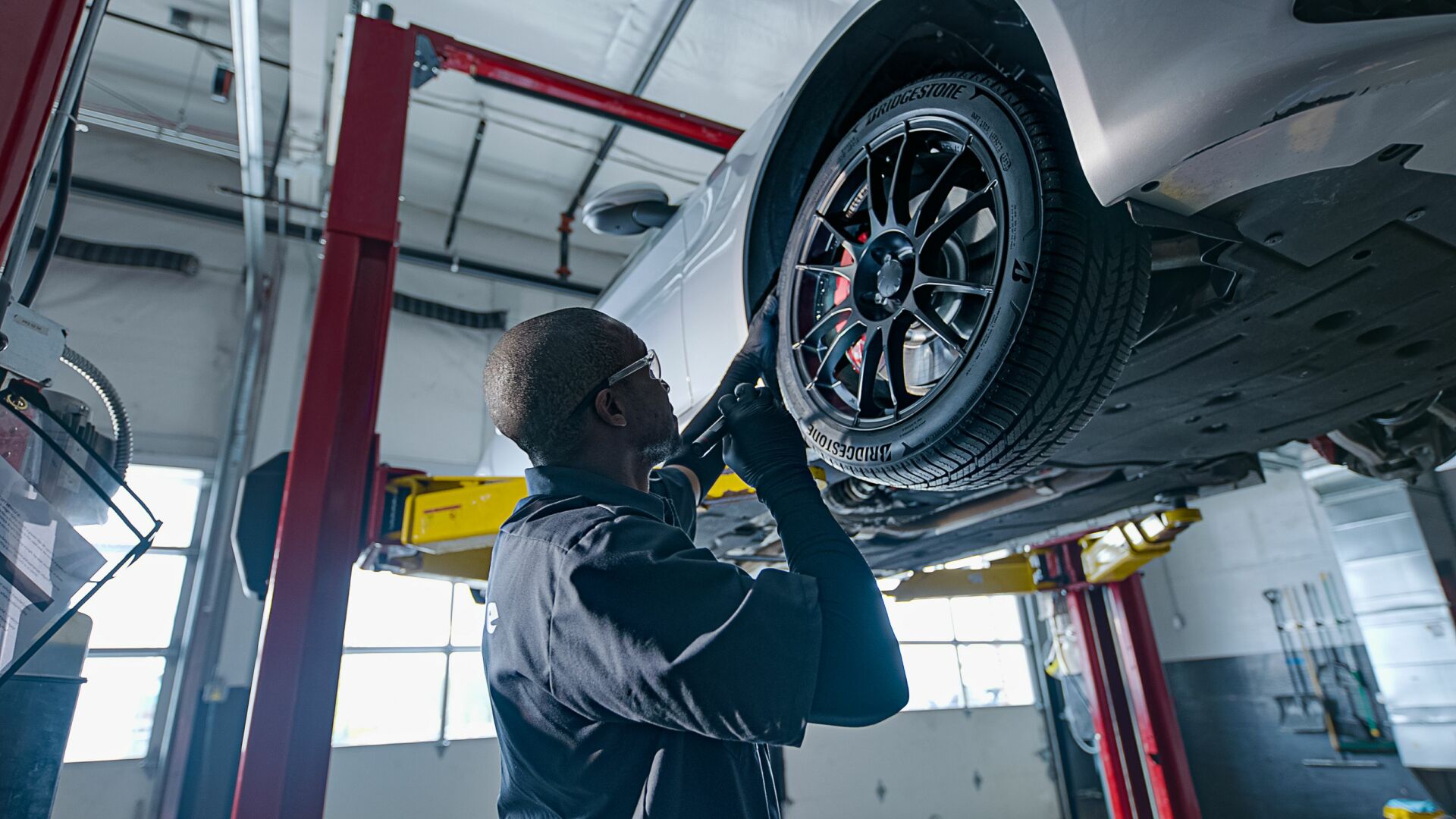 Rotazione degli pneumatici: i 5 segnali chuck tire inspection blog images 2023 11 november fcac web bsro