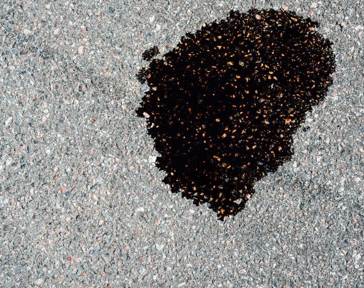 Perdite di olio? 4 possibili cause per cui la tua auto perde olio quando è parcheggiata 2 Auto che perde olio sotto il motore parcheggiata