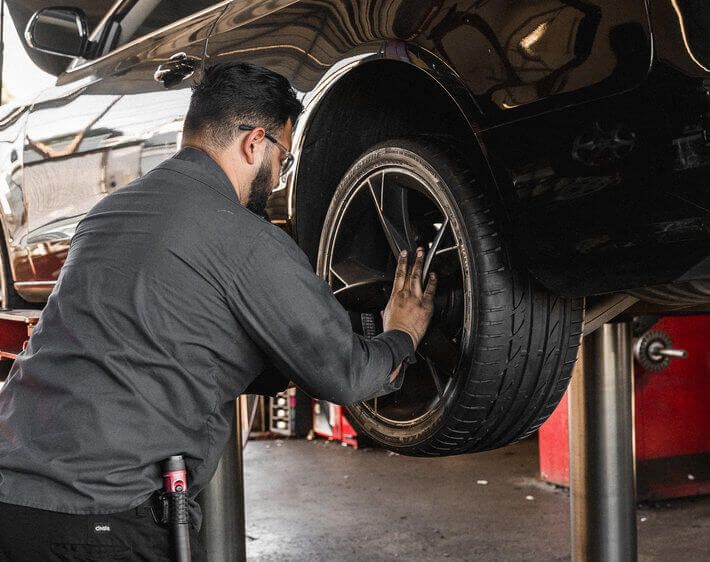 Come capire se è il momento di cambiare le gomme? tire rotation firestone complete auto care blog images 2017 11 fcac web bsro