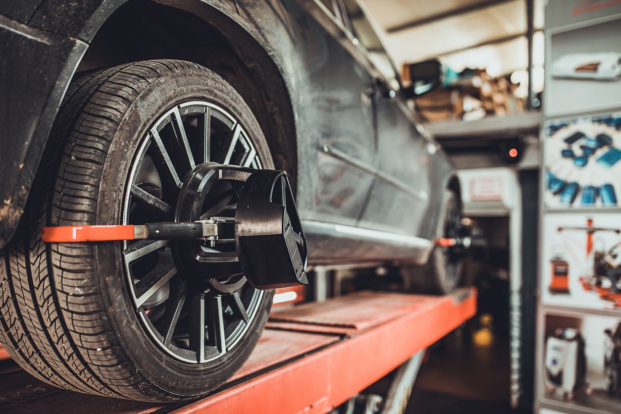 Was ist der Unterschied zwischen einer Zwei-Rad- und einer Vier-Rad-Achsenvermessung? wheel alignment equipment on a car blog images 2022 03 mar fcac web bsro
